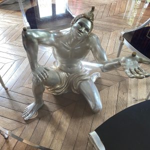 โต๊ะกระจกใสขาไม้แกะสลักรูปคนงานฝรั่งเศส