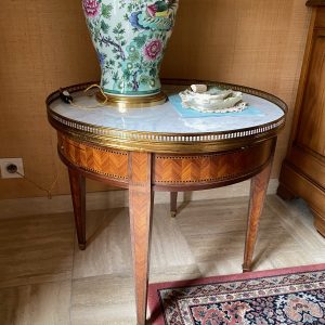 โต๊ะกลางหินอ่อนทรงกลมขอบทองเหลือง