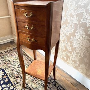 โต๊ะข้างเตียงเดี่ยว3ลิ้นชักอินเลด์สไตล์หลุยส์15