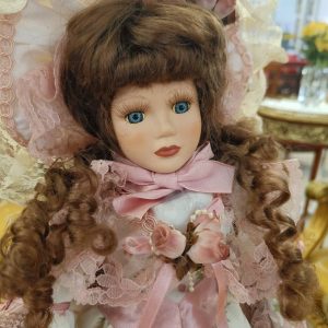 ตุ๊กตาบาร์บี้เซรามิกชุดสีชมพูลายดอกไม้