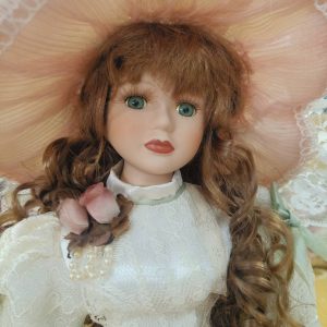 ตุ๊กตาบาร์บี้เซรามิกชุดสีครีมคาดเขียว