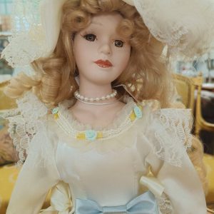 ตุ๊กตาบาร์บี้เซรามิกชุดสีครีม