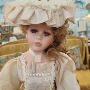 ตุ๊กตาบาร์บี้เซรามิกชุดสีครีมปักลูกไม้