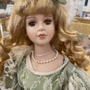 ตุ๊กตาบาบี้เซรามิคชุดสีเขียว